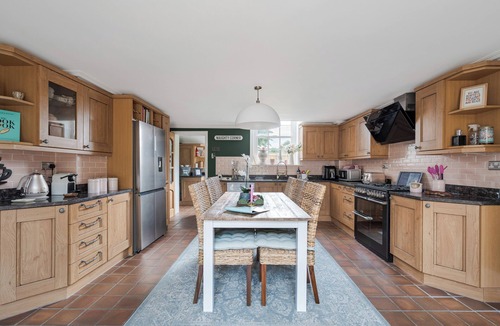 Longham House | NEWLY REFURBED Coach house, private garden, Hot Tub, Games rm, Lake, Up to 8pax