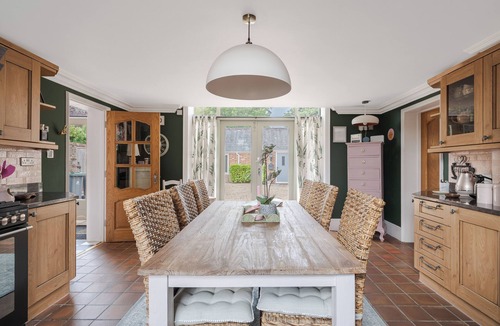 Longham House | NEWLY REFURBED Coach house, private garden, Hot Tub, Games rm, Lake, Up to 8pax
