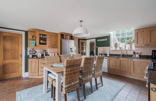 Longham House | NEWLY REFURBED Coach house, private garden, Hot Tub, Games rm, Lake, Up to 8pax
