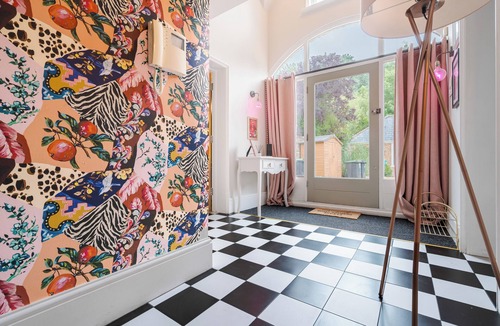 Longham House | NEWLY REFURBED Coach house, private garden, Hot Tub, Games rm, Lake, Up to 8pax