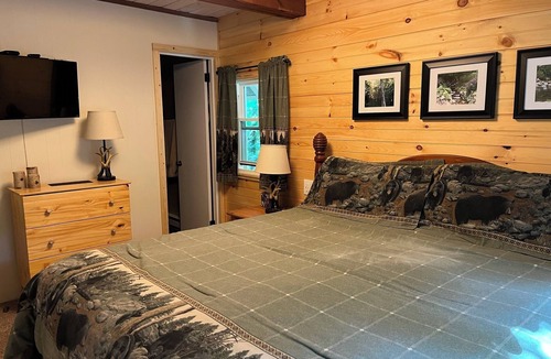 Beech Mountain Ski Chalet | NEWLY REMODELED Chalet 2 BR+Large Loft, 2-1/2 Baths, Sleeps 6, Large DR, 2 Decks