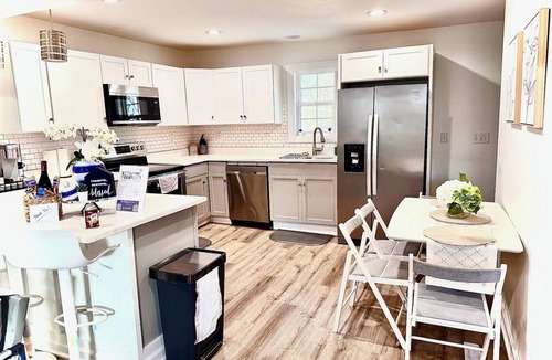 Toddville Road House | Newly Remodeled Clean Modern Home Near Uptown CLT, Airport & More!