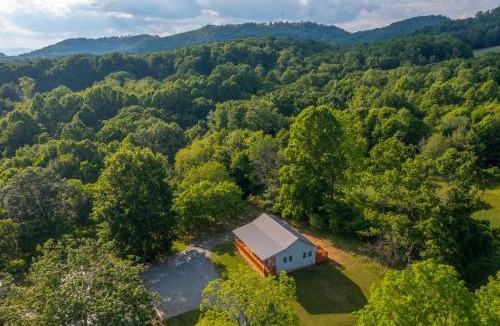 Sparta House | Newly remodeled luxury cottage with mountain views