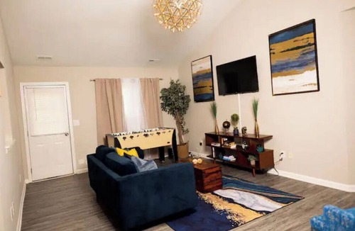 University Place House | Newly Reno Cozy Modern Fun Ranch home *KING BED*