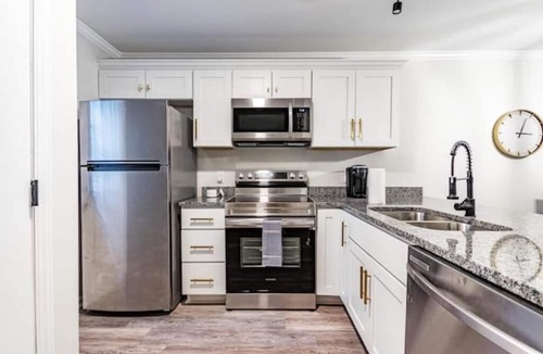 Southwest Raleigh House | Newly renovated 2 bdr townhome w king bed