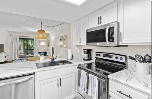 Montgomery Condo | Newly Renovated 2bd/2ba Condo *Pool* 30+ Day Stays