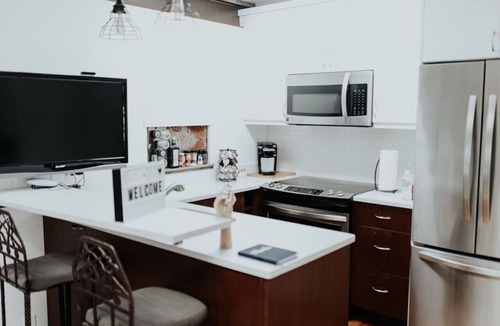 Melrose Condo | Newly Renovated Condo + Pool: Minutes to Downtown