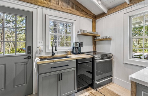 Mirror Lake Cottage | Newly Renovated Cozy Cottage in Highlands