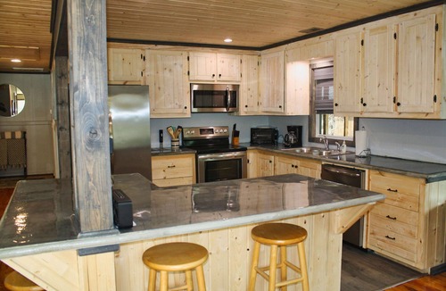 Ferguson Cabin | Newly Renovated, Cute Cabin On Horse Farm,WiFI,Hot Tub,Pet-Friendly
