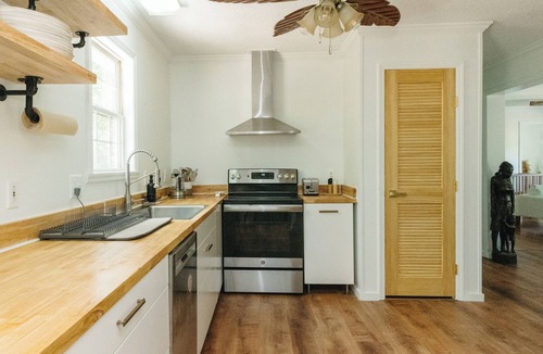 Oakley House | Newly Renovated + King Suite, 4 Queens, Fire pit, Grill + Creek Views