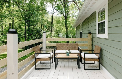 Oakley House | Newly Renovated + King Suite, 4 Queens, Fire pit, Grill + Creek Views