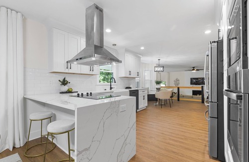 Charlotte House | Newly Renovated Luxury 4-bedroom house in lovely Charlotte with WiFi and AC