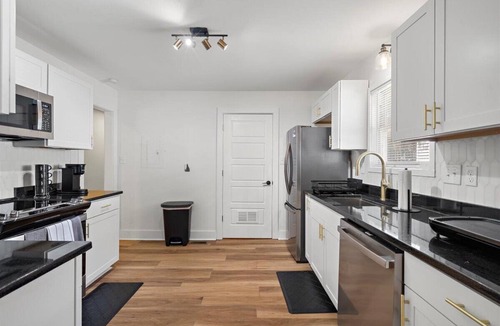 Charlotte House | Newly Renovated, Sleeps 9, Fire Pit & Games, 5 mins from Uptown Charlotte