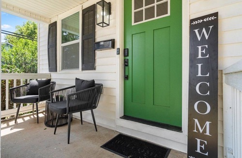 Charlotte House | Newly Renovated, Sleeps 9, Fire Pit & Games, 5 mins from Uptown Charlotte
