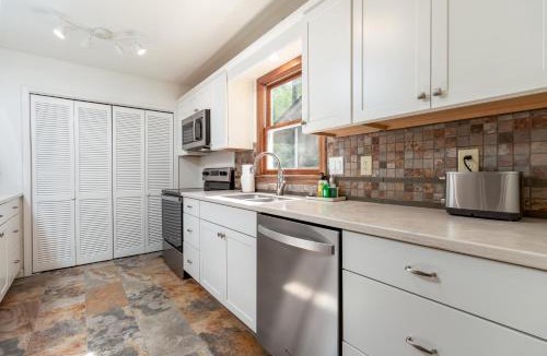 Highlands House | Newly renovated, *Two Cubs Cottage*