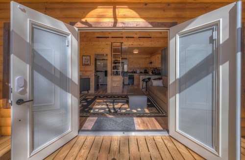 Murphy Cabin | Nikobear's Nook-Tiny Cabin/BIG Amenities-King Bed-Secure Porch and Yard for Pups