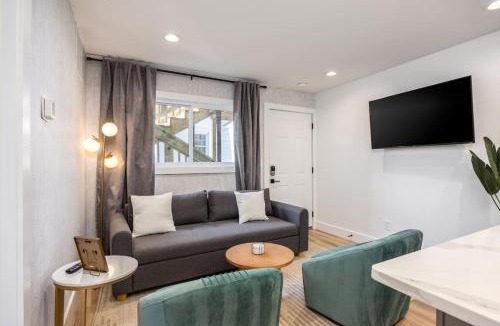 Hillsboro Village Apartment | No Stairs Condo by Vanderbilt and Belmont, 3 miles to Downtown