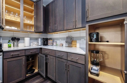 Villa Heights Apartment | NoDa 2Bdr w/2 King beds| Free Parking| Fast-Wi-Fi| Smart TVs| Balcony
