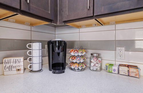 Villa Heights Apartment | NoDa 2Bdr w/2 King beds| Free Parking| Fast-Wi-Fi| Smart TVs| Balcony