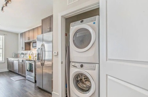 Villa Heights Apartment | ⭐️NoDa King Bed | ⭐️2 Smart TVs | 5mins to Uptown⭐️