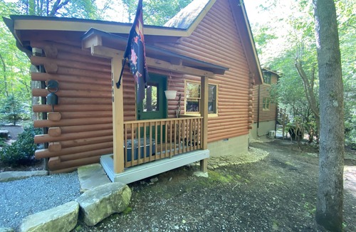 Brevard Cabin | North Carolina Blue Ridge Mountains Log Cabin Retreat