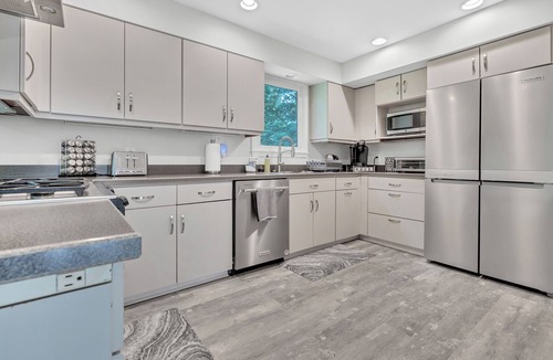 North Hills House | North Hills Home 4 BR/2 BA with attached studio