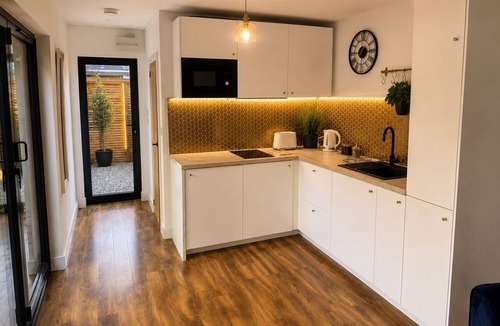 Wilford Cabin | Nottingham Cabin Sleeps 4 - Free Parking & WiFi