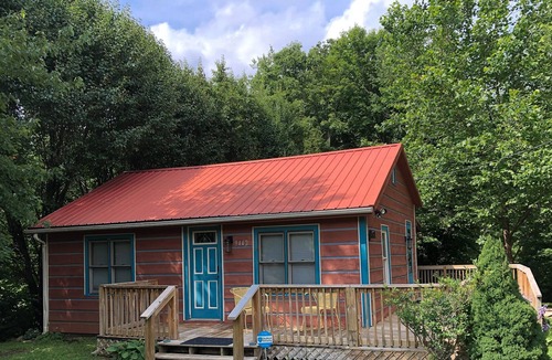 Warrensville Cottage | NOW BOOKING RIVER OTTER COTTAGE! 2BR/1BA ON THE NEW RIVER W/FIREPIT AND WIFI