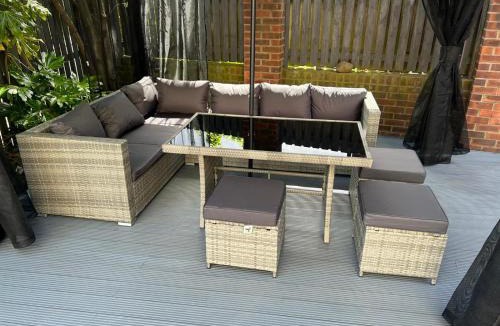 Fenham House | Numero Uno Detached Aparthouse 7 BR Hot Tub Wifi Parking Contractors and Group Friendly