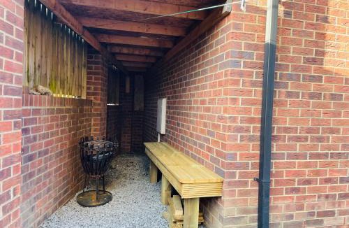 Fenham House | Numero Uno Detached Aparthouse 7 BR Hot Tub Wifi Parking Contractors and Group Friendly