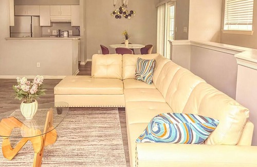 Greenbrier West Apartment | Nyakio Suite - Chesapeake