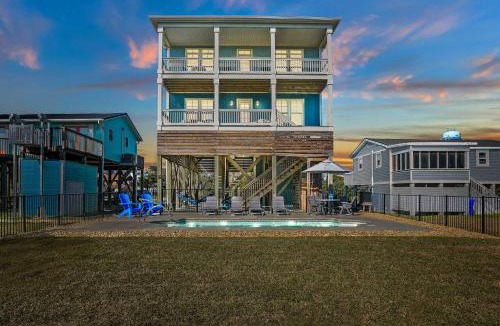 Long Beach House | Oak Island Escape with Saltwater Pool, Walk to Beach