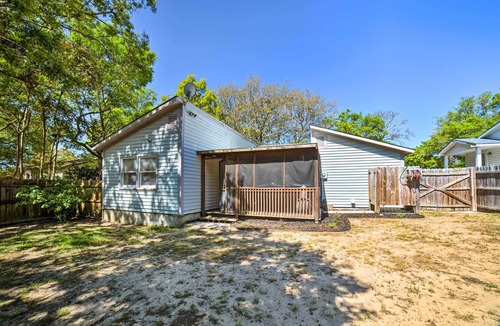 Tranquil Harbour Cottage | Oak Island Home w/Fenced Yard, Walk to Long Beach
