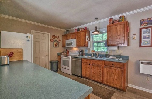 Haywood County House | Oak Park Retreat Upper NEW, Snuggle up, Cozy & Com