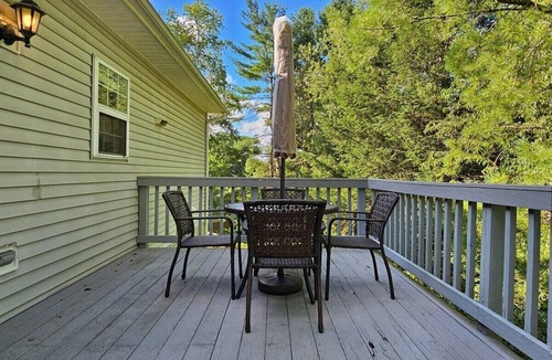 Haywood County House | Oak Park Retreat Upper NEW, Snuggle up, Cozy & Com