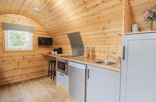 Rhayader Cottage | OAK VIEW, romantic, with hot tub in Rhayader