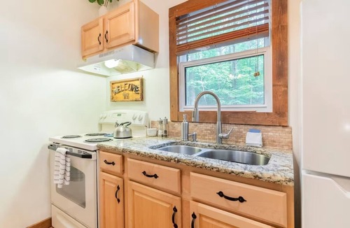 Piney Creek Cottage | Oaklight Retreat - Quiet forest cabin, perfect for romantic getaways