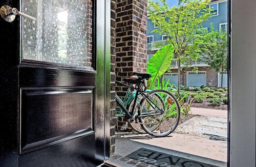 Downtown Apartment | Oakwood near downtown with Nespresso, Bikes & Bidet.