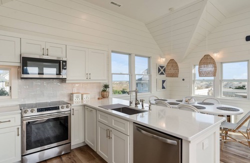 Flora's Bluff House | Ocean Front Cottage 2023 Total Renovation Pet Friendly 5 Star Home BHI Club
