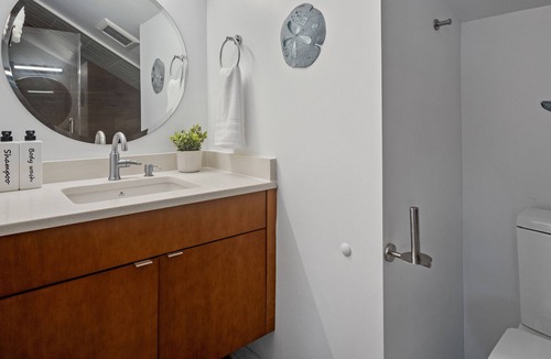 McCutcheon Field House | Ocean front 5 Bedroom 3 bathroom with Gym