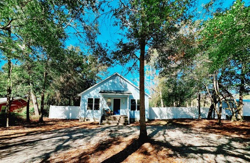 Shallotte House | Ocean Pine Beach Cottage Pet friendly Fully Fenced Yard