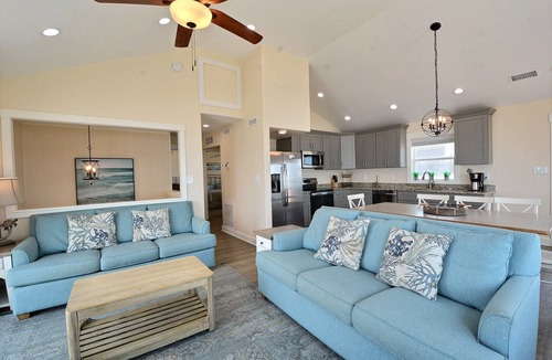 Buxton Cottage | Ocean Point- Incredible Ocean Views- Step onto the Beach! Community pool