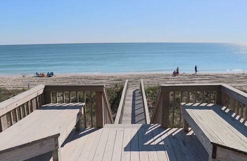 Emerald Isle Cottage | Oceanfront 4BR – Pet-Friendly & Spacious Decks