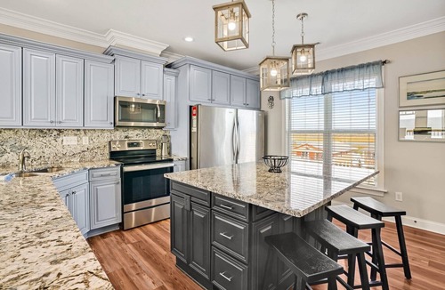 Oak Island House | Oceanfront 8 BR/6 BA-Sleeps 20-Great Home w/Elevated Pool in Deck