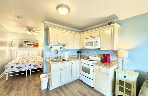 Atlantic Beach Condo | OCEANFRONT DUNESCAPE VIEW Pool 400 MBps WiFi Kitchen