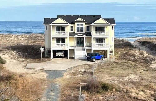 Carova Beach House | OceanFront Row,Private Pool,New Hottub,Sleeps 16,PetFriendly,Beachfront&Updates!