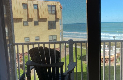 Sneads Ferry Condo | Oceanfront! Topsail Dunes Beachfront Condo with Pool and Balcony