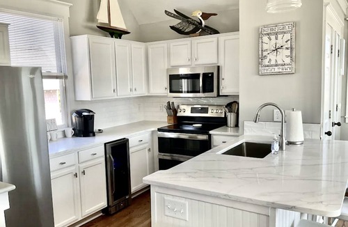 Flora's Bluff House | OCEANFRONT w/DIRECT BEACH ACCESS. Complete renovation ‘24 - BHIC and Shoals