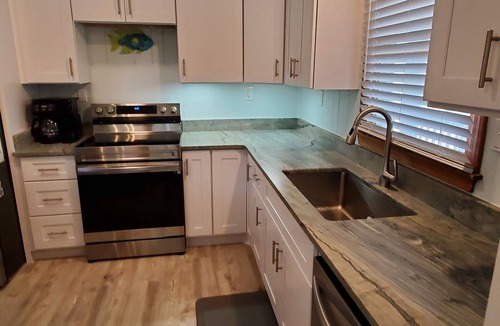 Kill Devil Hills House | Oceanside, 3 minute walk to the beach, hot tub, screened deck and rooftop deck.