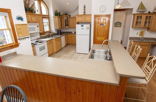 Ocean Sands House | Oceanside, Close to beach, private pool, Hot Tub, OL1, Wild and Wonderful